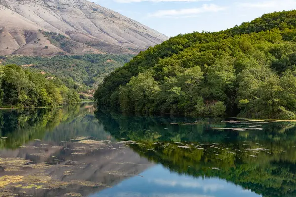 Arnavutluk 'taki dağ manzarası. Avrupa 'nın güzel yaz doğası. Arnavutluk 'ta macera seyahati.