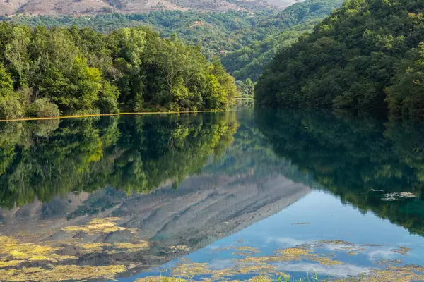 Arnavutluk 'taki dağ manzarası. Avrupa 'nın güzel yaz doğası. Arnavutluk 'ta macera seyahati.