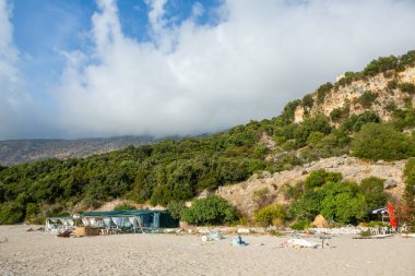 Arnavutluk 'taki İyon Denizi' nin çok güzel bir kıyı şeridi. Arnavutluk 'un dağlarında kumlu bir sahil. Denizde tatil..