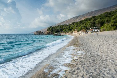 Arnavutluk 'taki İyon Denizi' nin çok güzel bir kıyı şeridi. Arnavutluk 'un dağlarında kumlu bir sahil. Denizde tatil..