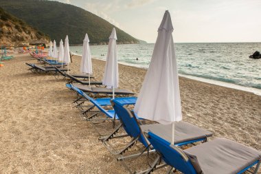 Arnavutluk 'taki İyon Denizi' nin çok güzel bir kıyı şeridi. Arnavutluk 'un dağlarında kumlu bir sahil. Denizde tatil..