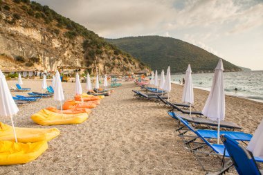 Arnavutluk 'taki İyon Denizi' nin çok güzel bir kıyı şeridi. Arnavutluk 'un dağlarında kumlu bir sahil. Denizde tatil..