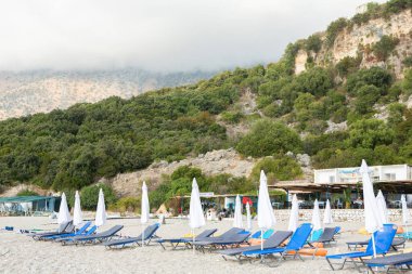 Arnavutluk 'taki İyon Denizi' nin çok güzel bir kıyı şeridi. Arnavutluk 'un dağlarında kumlu bir sahil. Denizde tatil..