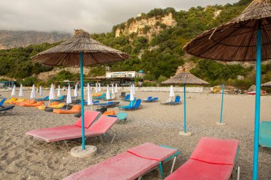 Arnavutluk 'taki İyon Denizi' nin çok güzel bir kıyı şeridi. Arnavutluk 'un dağlarında kumlu bir sahil. Denizde tatil..