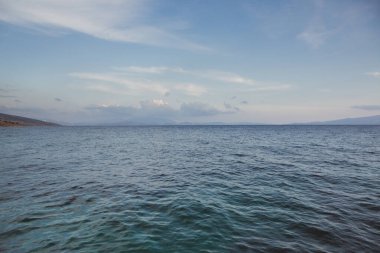 Arnavutluk 'taki İyon Denizi' nin çok güzel bir kıyı şeridi. Arnavutluk 'un dağlarında kumlu bir sahil. Denizde tatil..