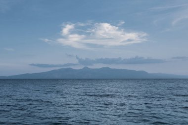 Arnavutluk 'taki İyon Denizi' nin çok güzel bir kıyı şeridi. Arnavutluk 'un dağlarında kumlu bir sahil. Denizde tatil..