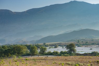 Arnavutluk 'taki İyon Denizi' nin çok güzel bir kıyı şeridi. Arnavutluk 'un dağlarında kumlu bir sahil. Denizde tatil..