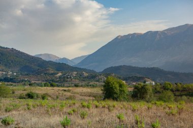 Arnavutluk 'taki İyon Denizi' nin çok güzel bir kıyı şeridi. Arnavutluk 'un dağlarında kumlu bir sahil. Denizde tatil..