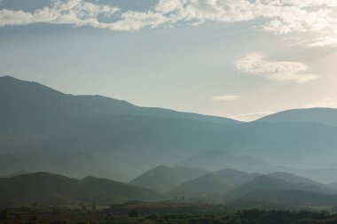 Arnavutluk 'taki İyon Denizi' nin çok güzel bir kıyı şeridi. Arnavutluk 'un dağlarında kumlu bir sahil. Denizde tatil..