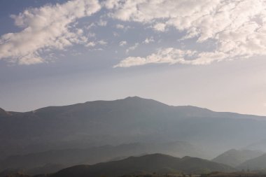 Arnavutluk 'taki İyon Denizi' nin çok güzel bir kıyı şeridi. Arnavutluk 'un dağlarında kumlu bir sahil. Denizde tatil..