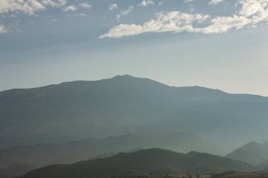 Arnavutluk 'taki İyon Denizi' nin çok güzel bir kıyı şeridi. Arnavutluk 'un dağlarında kumlu bir sahil. Denizde tatil..