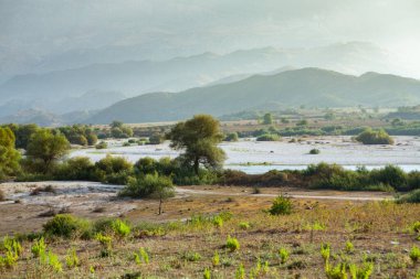 Arnavutluk 'taki İyon Denizi' nin çok güzel bir kıyı şeridi. Arnavutluk 'un dağlarında kumlu bir sahil. Denizde tatil..