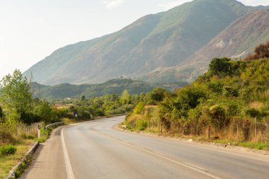 Arnavutluk 'taki İyon Denizi' nin çok güzel bir kıyı şeridi. Arnavutluk 'un dağlarında kumlu bir sahil. Denizde tatil..