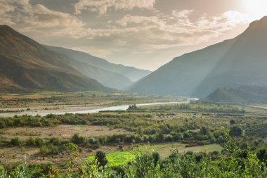 Arnavutluk 'taki İyon Denizi' nin çok güzel bir kıyı şeridi. Arnavutluk 'un dağlarında kumlu bir sahil. Denizde tatil..