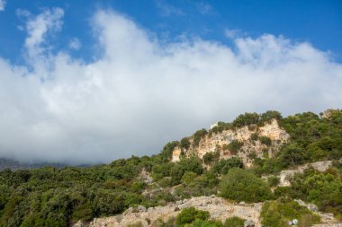 Arnavutluk 'taki dağ manzarası. Avrupa 'nın güzel yaz doğası. Arnavutluk 'ta macera seyahati.
