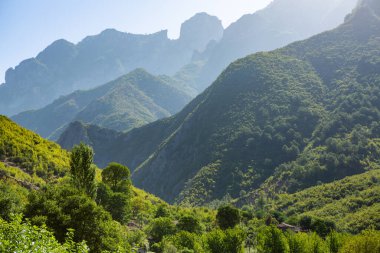 Arnavutluk 'taki dağ manzarası. Avrupa 'nın güzel yaz doğası. Arnavutluk 'ta macera seyahati.