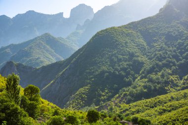 Arnavutluk 'taki dağ manzarası. Avrupa 'nın güzel yaz doğası. Arnavutluk 'ta macera seyahati.