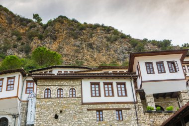 Arnavutluk 'un ünlü eski Berat kasabası. Osmanlı döneminden kalma evlerin olduğu Picturesque caddesi. Arnavutluk 'un orta kesiminde güzel manzara.