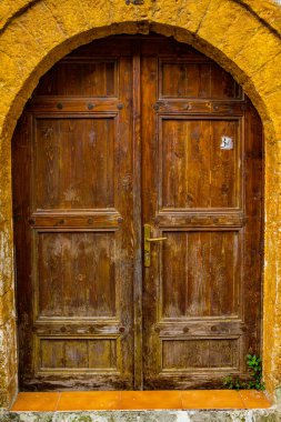 Arnavutluk 'un ünlü eski Berat kasabası. Osmanlı döneminden kalma evlerin olduğu Picturesque caddesi. Arnavutluk 'un orta kesiminde güzel manzara.