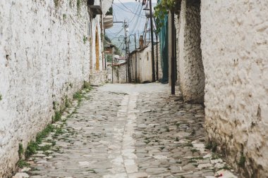 Arnavutluk 'un ünlü eski Berat kasabası. Osmanlı döneminden kalma evlerin olduğu Picturesque caddesi. Arnavutluk 'un orta kesiminde güzel manzara.