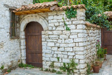 Arnavutluk 'un ünlü eski Berat kasabası. Osmanlı döneminden kalma evlerin olduğu Picturesque caddesi. Arnavutluk 'un orta kesiminde güzel manzara.