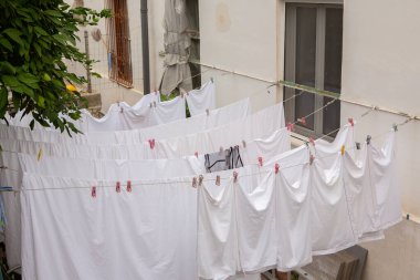 Arnavutluk 'un ünlü eski Berat kasabası. Osmanlı döneminden kalma evlerin olduğu Picturesque caddesi. Arnavutluk 'un orta kesiminde güzel manzara.