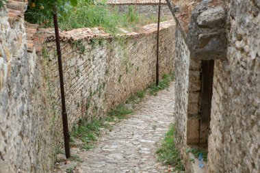 Arnavutluk 'un ünlü eski Berat kasabası. Osmanlı döneminden kalma evlerin olduğu Picturesque caddesi. Arnavutluk 'un orta kesiminde güzel manzara.