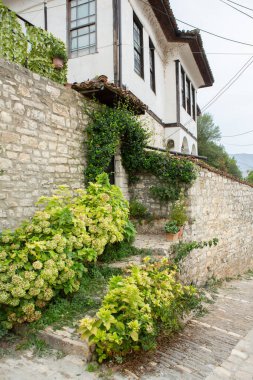 Arnavutluk 'un ünlü eski Berat kasabası. Osmanlı döneminden kalma evlerin olduğu Picturesque caddesi. Arnavutluk 'un orta kesiminde güzel manzara.
