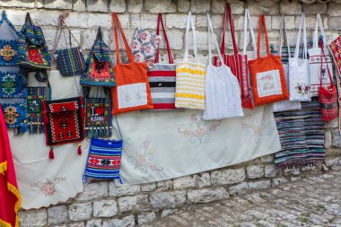 Arnavutluk 'un ünlü eski Berat kasabası. Osmanlı döneminden kalma evlerin olduğu Picturesque caddesi. Arnavutluk 'un orta kesiminde güzel manzara.