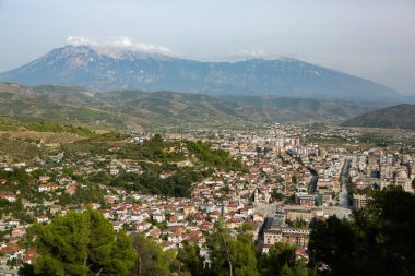 Arnavutluk 'un ünlü eski Berat kasabası. Osmanlı döneminden kalma evlerin olduğu Picturesque caddesi. Arnavutluk 'un orta kesiminde güzel manzara.