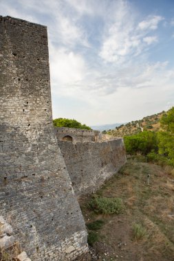 Arnavutluk 'un ünlü eski Berat kasabası. Osmanlı döneminden kalma evlerin olduğu Picturesque caddesi. Arnavutluk 'un orta kesiminde güzel manzara.