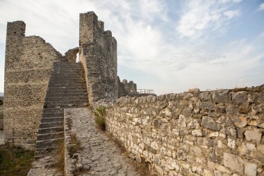 Arnavutluk 'un ünlü eski Berat kasabası. Osmanlı döneminden kalma evlerin olduğu Picturesque caddesi. Arnavutluk 'un orta kesiminde güzel manzara.