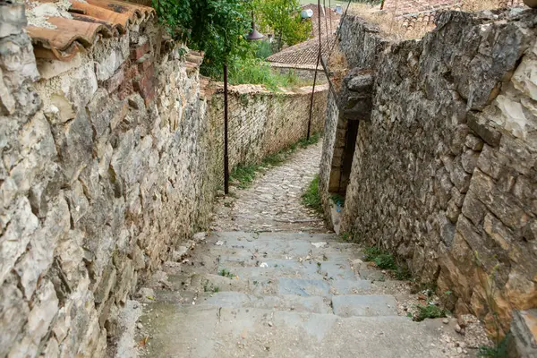 Arnavutluk 'un ünlü eski Berat kasabası. Osmanlı döneminden kalma evlerin olduğu Picturesque caddesi. Arnavutluk 'un orta kesiminde güzel manzara.