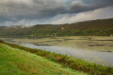 Moldova Cumhuriyeti, Avrupa 'daki Nistru nehrinin kıyılarında güzel doğa manzarası. Moldova köyünün fotoğrafı.