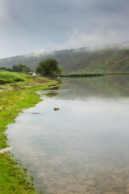 Moldova Cumhuriyeti, Avrupa 'daki Nistru nehrinin kıyılarında güzel doğa manzarası. Moldova köyünün fotoğrafı.