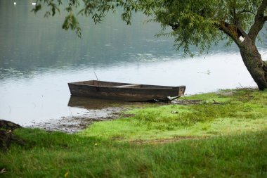 Moldova Cumhuriyeti, Avrupa 'daki Nistru nehrinin kıyılarında güzel doğa manzarası. Moldova köyünün fotoğrafı.