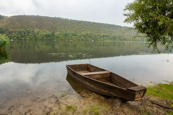 Moldova Cumhuriyeti, Avrupa 'daki Nistru nehrinin kıyılarında güzel doğa manzarası. Moldova köyünün fotoğrafı.
