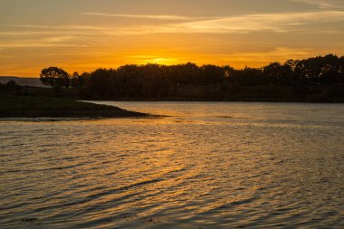 Moldova Cumhuriyeti, Avrupa 'daki Nistru nehrinin kıyılarında güzel doğa manzarası. Moldova köyünün fotoğrafı.