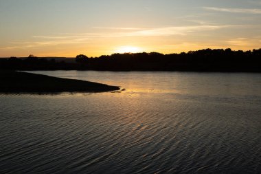 Moldova Cumhuriyeti 'ndeki tipik bir köy manzarası, yuvarlanan tepeler, verimli tarım arazileri ve kırsal ev kümeleriyle karakterize edilen sakin ve pitoresk bir manzaradır..