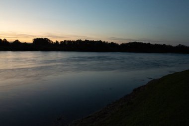 Moldova Cumhuriyeti 'ndeki tipik bir köy manzarası, yuvarlanan tepeler, verimli tarım arazileri ve kırsal ev kümeleriyle karakterize edilen sakin ve pitoresk bir manzaradır..