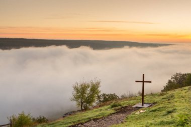 Moldova kırsalının resimli manzarası. Moldova Cumhuriyeti 'ndeki Idyllic Kırsal Arazi. Avrupa 'da Rolling Hills ve Farmland.