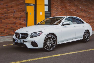 Chisinau, Moldova; 15 Ekim 2024. Moldova Cumhuriyeti 'nde Mercedes-Benz kulübü festivali. Mercedes-Benz E sınıfı, AMG E 63. Editör fotoğrafı