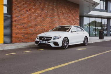 Chisinau, Moldova; 15 Ekim 2024. Moldova Cumhuriyeti 'nde Mercedes-Benz kulübü festivali. Mercedes-Benz E sınıfı, AMG E 63. Editör fotoğrafı