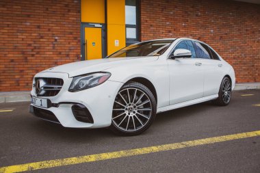 Chisinau, Moldova; 15 Ekim 2024. Moldova Cumhuriyeti 'nde Mercedes-Benz kulübü festivali. Mercedes-Benz E sınıfı, AMG E 63. Editör fotoğrafı