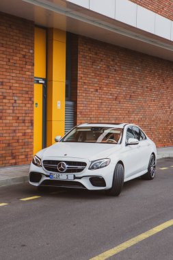 Chisinau, Moldova; 15 Ekim 2024. Moldova Cumhuriyeti 'nde Mercedes-Benz kulübü festivali. Mercedes-Benz E sınıfı, AMG E 63. Editör fotoğrafı