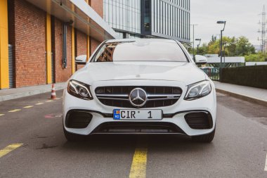 Chisinau, Moldova; 15 Ekim 2024. Moldova Cumhuriyeti 'nde Mercedes-Benz kulübü festivali. Mercedes-Benz E sınıfı, AMG E 63. Editör fotoğrafı