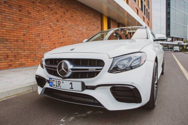 Chisinau, Moldova; 15 Ekim 2024. Moldova Cumhuriyeti 'nde Mercedes-Benz kulübü festivali. Mercedes-Benz E sınıfı, AMG E 63. Editör fotoğrafı