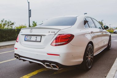 Chisinau, Moldova; 15 Ekim 2024. Moldova Cumhuriyeti 'nde Mercedes-Benz kulübü festivali. Mercedes-Benz E sınıfı, AMG E 63. Editör fotoğrafı