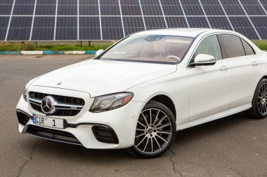Chisinau, Moldova; 15 Ekim 2024. Moldova Cumhuriyeti 'nde Mercedes-Benz kulübü festivali. Mercedes-Benz E sınıfı, AMG E 63. Editör fotoğrafı
