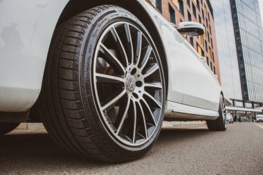 Chisinau, Moldova; 15 Ekim 2024. Moldova Cumhuriyeti 'nde Mercedes-Benz kulübü festivali. Mercedes-Benz E sınıfı, AMG E 63. Editör fotoğrafı